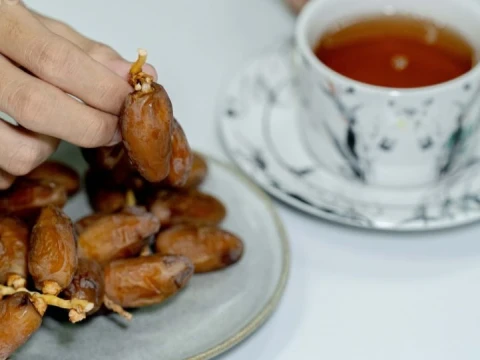 benarkah-berbuka-dengan-yang-manis-bukan-berasal-dari-sunnah?