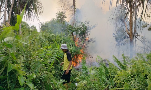 cerita-warga-berjibaku-tangani-karhutla-di-riau-[1]