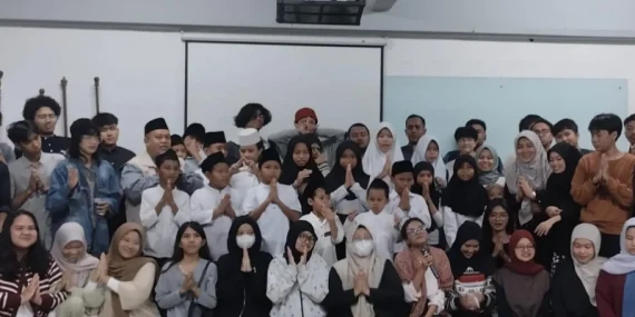 bukan-di-kafe,-mahasiswa-prodi-inggris-unas-isi-ramadan-dengan-berbagi-bersama-anak-yatim