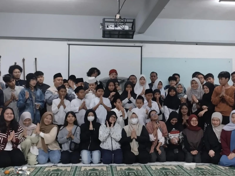 bukan-di-kafe,-mahasiswa-prodi-inggris-unas-isi-ramadan-dengan-berbagi-bersama-anak-yatim