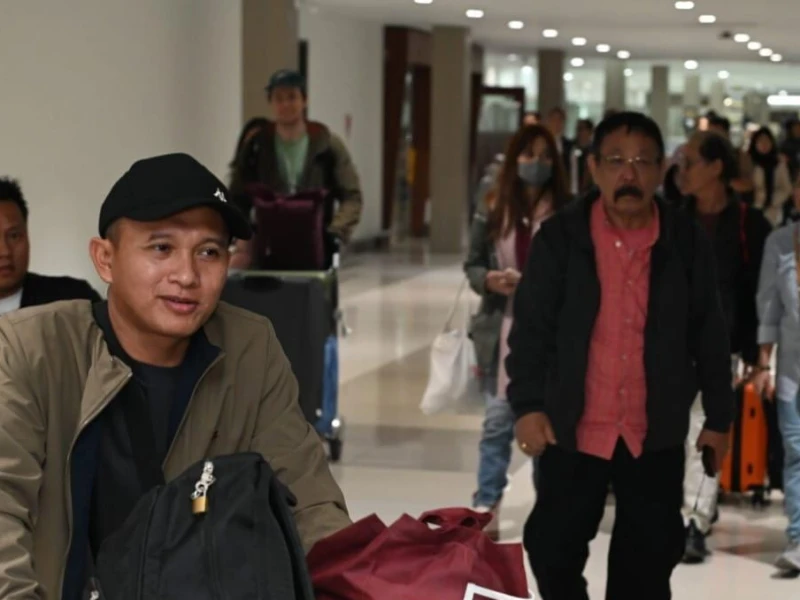 berhasil-dievakuasi-dari-iran,-32-wni-kembali-berkumpul-dengan-keluarga