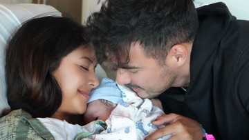 aurelie-moeremans-melahirkan,-sweet-didampingi-suami-dokter