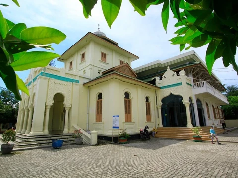 masjid-baiturrahim-ulee-lheu,-saksi-sejarah-aceh-dari-kolonialisme-hingga-tsunami-2004