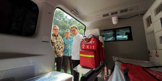 Nurani Astra Salurkan Bantuan Ambulans dan Alat Kesehatan ke Masyarakat Pascabencana di Sumatra