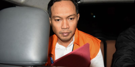 kpk:-usai-memeras,-bupati-cilacap-akan-kasih-thr-rp20-100-juta