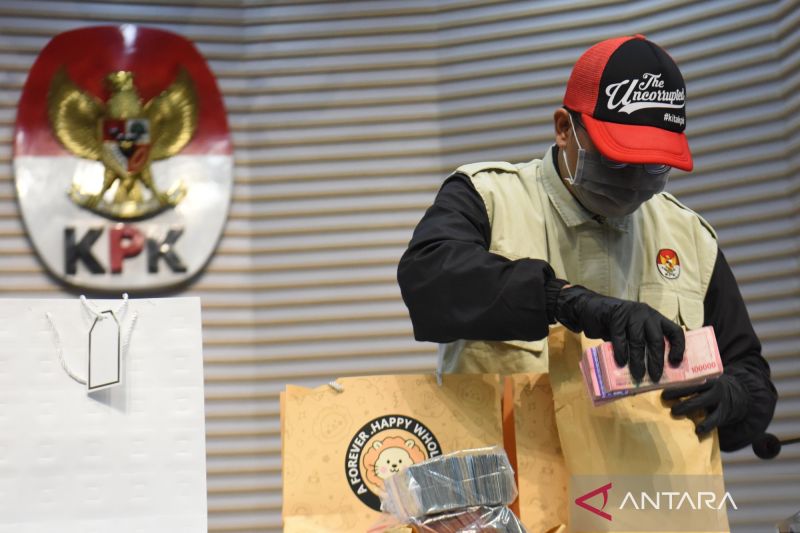 kpk-sita-uang-rp610-juta-hasil-bupati-cilacap-peras-satker-untuk-thr