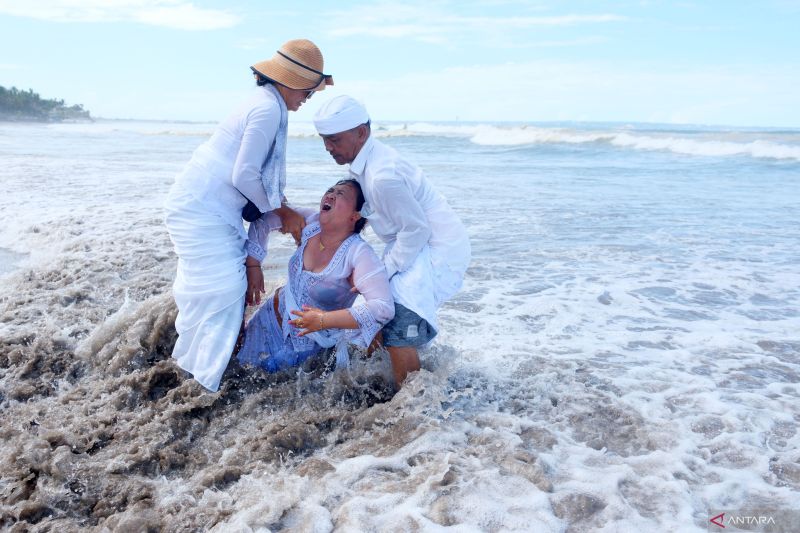 umat-hindu-di-bali-gelar-upacara-melasti-jelang-hari-raya-nyepi