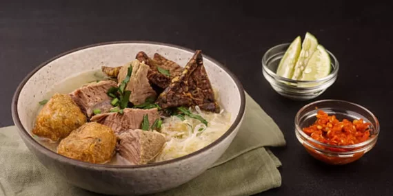 Sop Saudara: Hangatnya Hidangan yang Menyatukan Rasa dan Kenangan