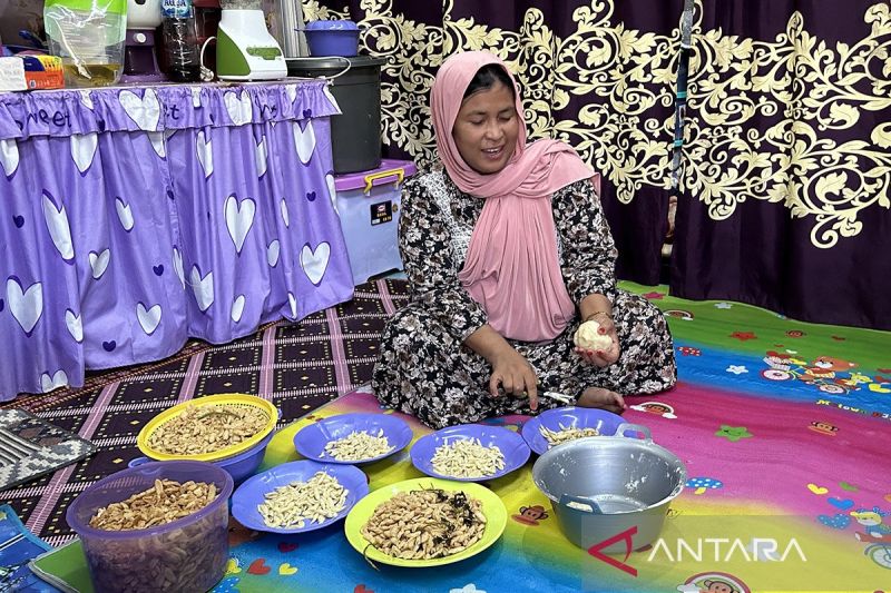 penyintas-di-huntara-agam-sumbar-olah-bantuan-sembako-jadi-kue-lebaran