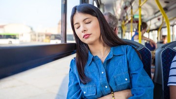 penyebab-ada-orang-yang-mudah-sekali-tidur-saat-naik-kendaraan-umum