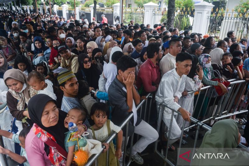 warga-mulai-antre-masuk-acara-open-house-istana