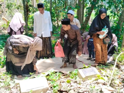 ziarah-kubur-sebelum-silaturahim,-tradisi-lebaran-masyarakat-aceh