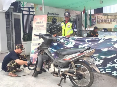 buka-24-jam,-posko-mudik-banser-mojokerto-hadirkan-tambal-ban-dan-layanan-kesehatan-gratis