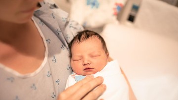 cerita-bayi-prematur-yang-lahir-dengan-2-warna-mata-dan-kulit-berbeda,-curi-perhatian-warganet