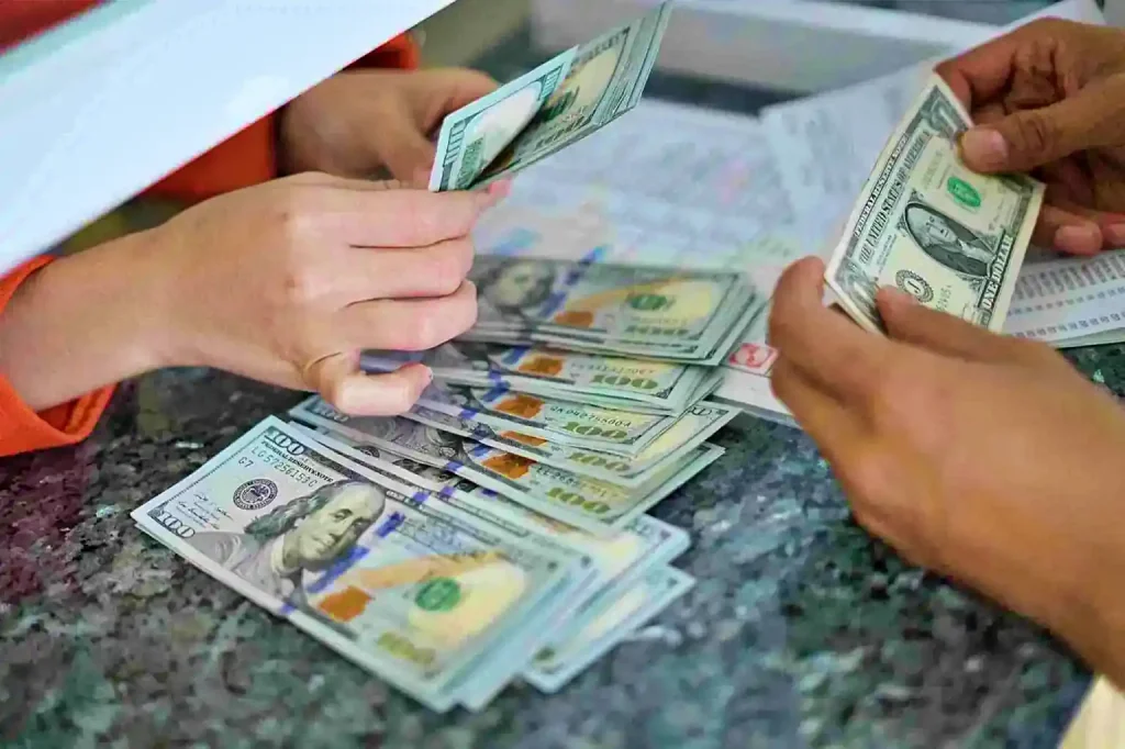 dolar-menguat-di-awal-pekan-saat-konflik-timteng-masih-berlanjut