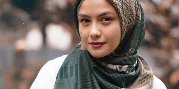 Transformasi Revalina S Temat: Dari Gadis Sampul ke Ikon Elegan