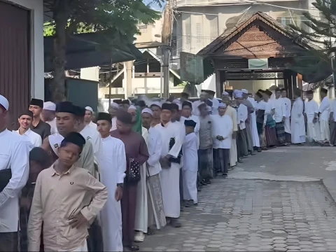 momen-warga-aceh-saat-hendak-tabarrukan-idul-fitri-dengan-mustasyar-pbnu-abu-mudi