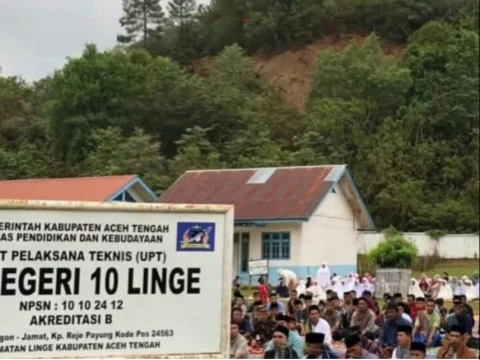 shalat-id-di-lokasi-pengungsian,-warga-aceh-tuai-apresiasi-atas-solidaritas-dan-keteguhan-iman