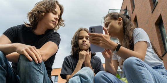 why-social-media-bans-won’t-make-parenting-teenagers-easier