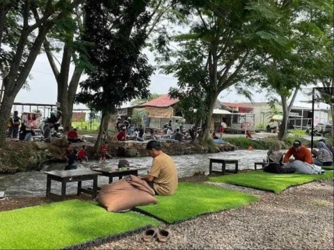 ngopi-santai-usai-lebaran,-sungai-space-lebaksiu-jadi-pilihan