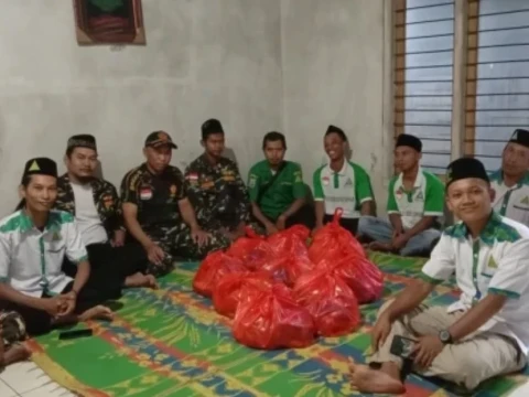 ansor-banser-bumi-rejo-lampung-peduli-lansia,-salurkan-puluhan-paket-sembako