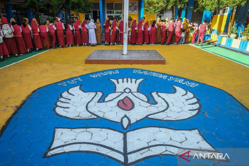 momen-hari-pertama-siswa-masuk-sekolah-di-berbagai-daerah