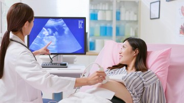 kisah-ibu-hamil-merasa-kaget,-baru-tahu-hamil-kembar-tiga-saat-cek-detak-jantung-janin