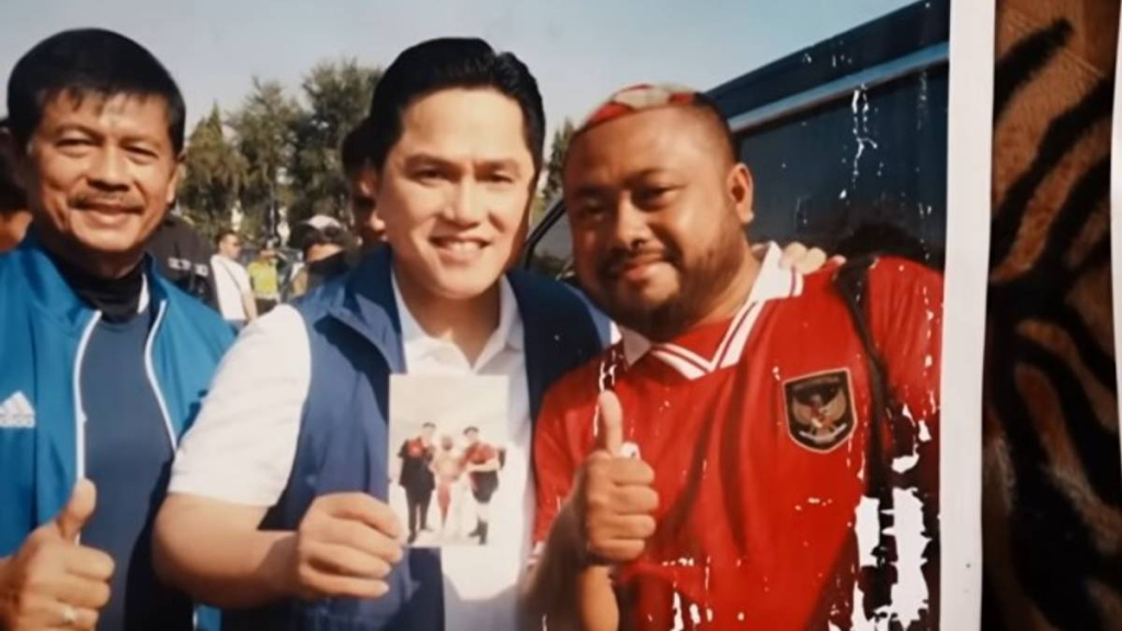 nyentriknya-almarhum-mas-katon,-suporter-timnas-indonesia-yang-totalitasnya-tak-main-main