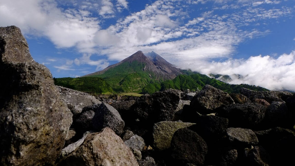 legenda-raksasa-penjaga-gunung-merapi,-cerita-rakyat-dari-yogyakarta