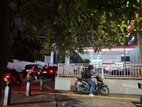 masyarakat-tetap-antre-isi-bensin-di-spbu-meski-harga-bbm-tak-naik-per-1-april-2026