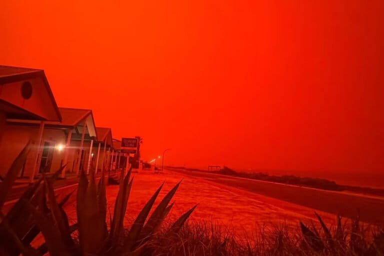 fenomena-langka-dan-menyeramkan-saat-langit-berwarna-merah-darah:-“kiamat”-debu-australia