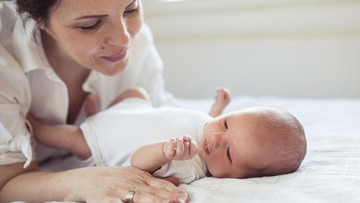 bunda-ini-ceritakan-rasanya-miliki-anak-pertama-di-usia-47-tahun