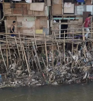 nasib-sungai-ciliwung-yang-kian-legam-dan-berbau
