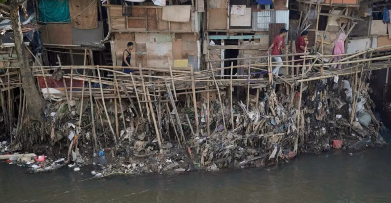 nasib-sungai-ciliwung-yang-kian-legam-dan-berbau