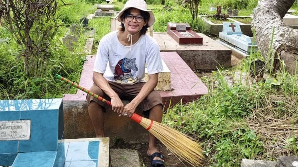 niatnya-ziarah-ke-makam-ibu,-ponco-malah-bersihkan-ratusan-makam-terlantar