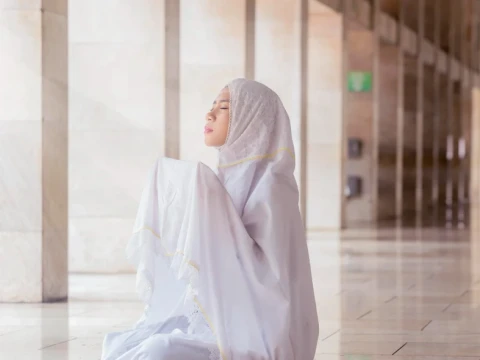 khutbah-jumat:-8-hal-yang-dijauhi-rasulullah-mulai-dari-kecemasan-hingga-dililit-utang