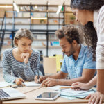 bagaimana-startup-paling-cerdas-berkembang-tanpa-mempekerjakan-lebih-banyak-staf