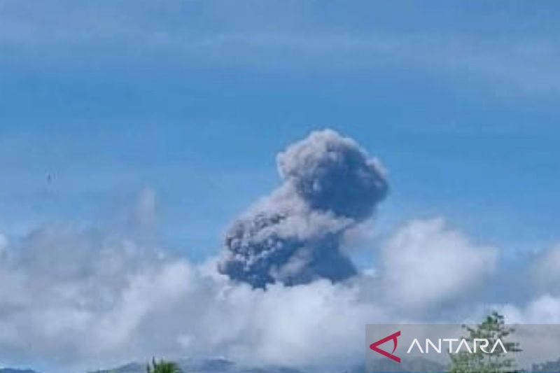 gunung-dukono-maluku-utara-erupsi-senin,-lontarkan-abu-1.000-meter
