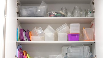 8-barang-yang-sebaiknya-tidak-disimpan-di-lemari-dapur-menurut-pakar