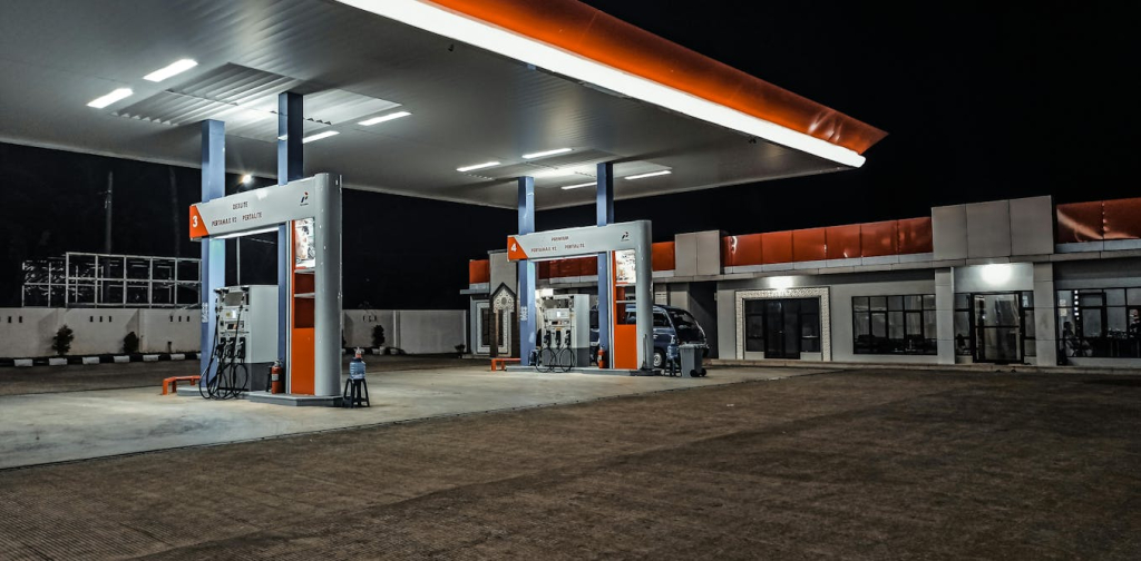 harga-bbm-ditahan:-boleh-berlega-hati-atau-hanya-menunda-masalah?