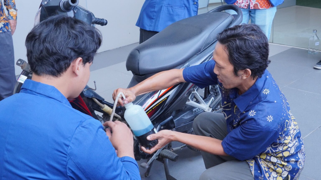 peneliti-its-temukan-cara-ubah-minyak-sawit-jadi-bensin,-hasilnya-tembus-83-persen!