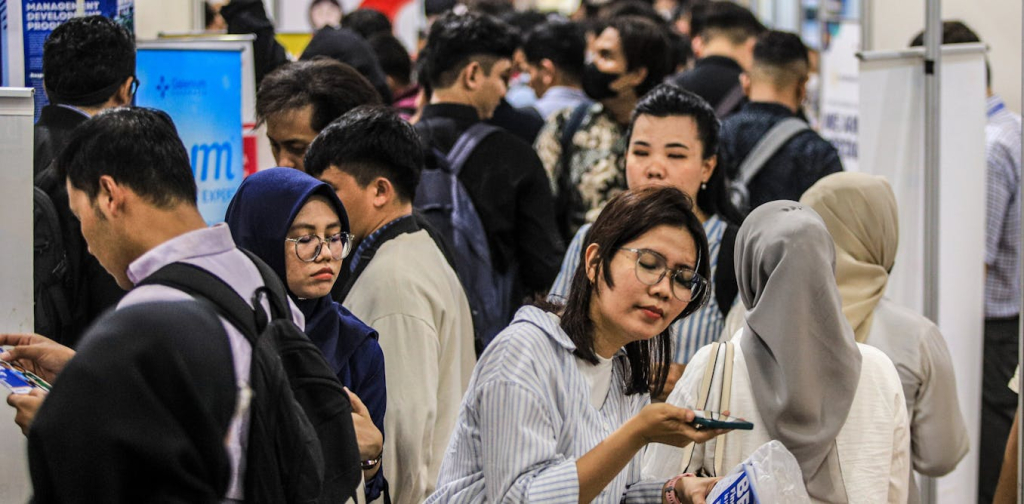 loker-di-indonesia:-perusahaan-khawatir-gen-z-lembek,-tapi-enggan-rekrut-senior-yang-tahan-banting