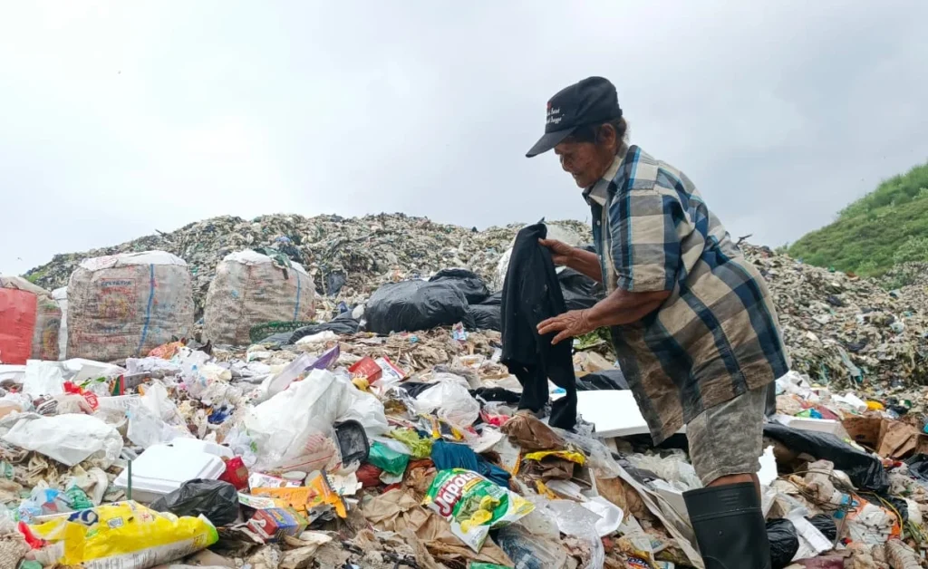 indonesia’s-garbage-emergency:-scavengers-buried-under-mountains-of-garbage-in-bantar-gebang