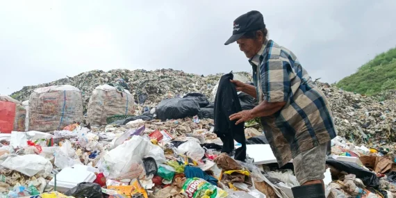 Indonesia’s Garbage Emergency: Scavengers Buried Under Mountains of Garbage in Bantar Gebang