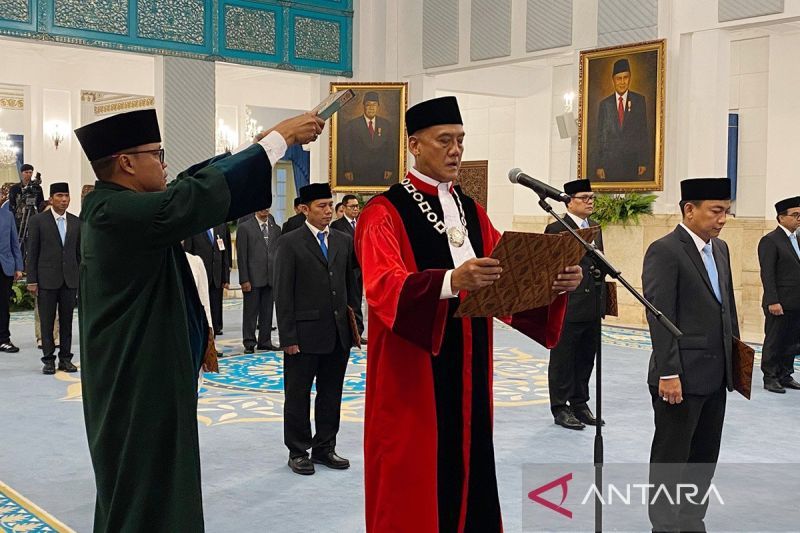 prabowo-saksikan-pengucapan-sumpah-liliek-prisbawono-sebagai-hakim-mk