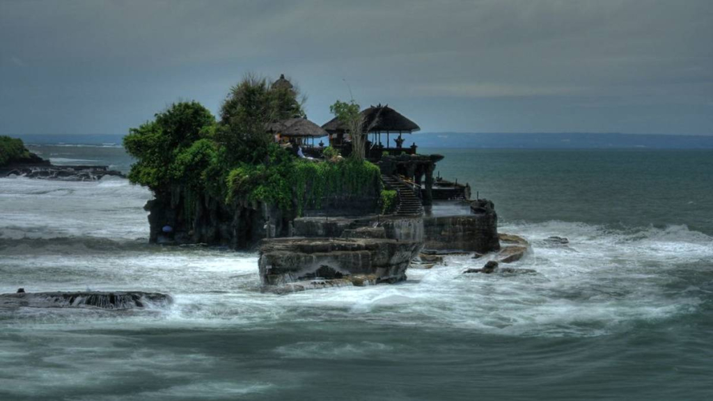 legenda-tanah-lot-yang-konon-dipindahkan-ke-laut-oleh-dang-hyang-nirartha