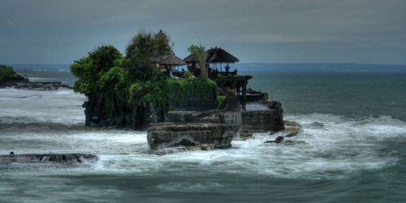 Legenda Tanah Lot yang Konon Dipindahkan ke Laut oleh Dang Hyang Nirartha