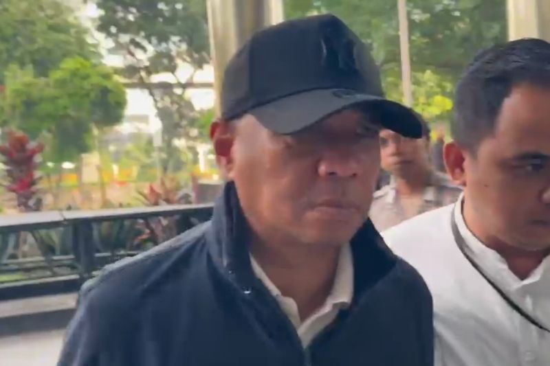 bupati-tulungagung-gatut-sunu-tiba-di-gedung-kpk-usai-terjaring-ott