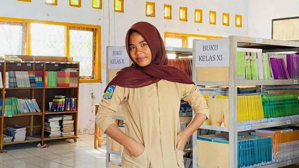 belajar-dari-orangtua-di-sawah,-kasiati-kini-jadi-mahasiswa-termuda-unesa