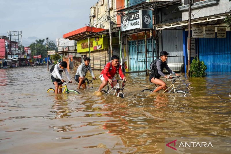 ratusan-rumah-di-dayeuhkolot-kabupaten-bandung-terendam-banjir-akibat-luapan-sungai-citarum